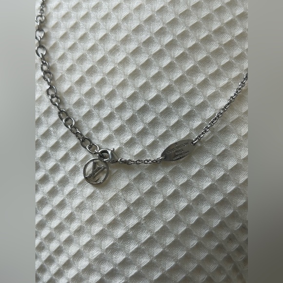 Louis Vuitton Metal Essential V Supple Necklace Silver - Picture 4 of 9